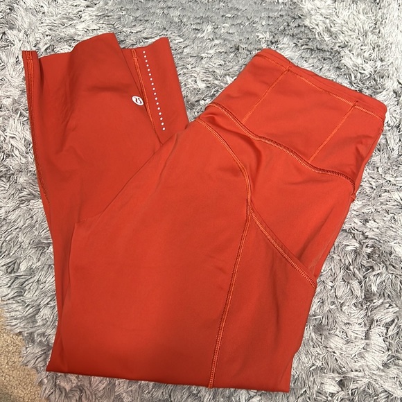 Lululemon Cropped Leggings W/Side Pockets Size 6 - Picture 7 of 9